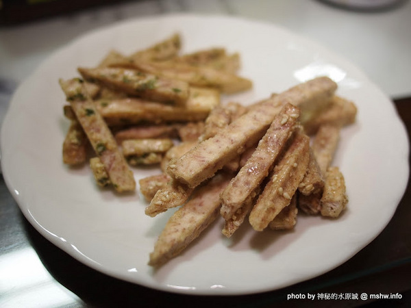 阿聰師芋頭酥糕餅(台中秋紅谷館)：【食記】台中西屯-阿聰師芋頭酥糕餅/台中秋紅谷館 : 微甜不膩的細緻口感,有八卦味道的大甲龍捲風!？