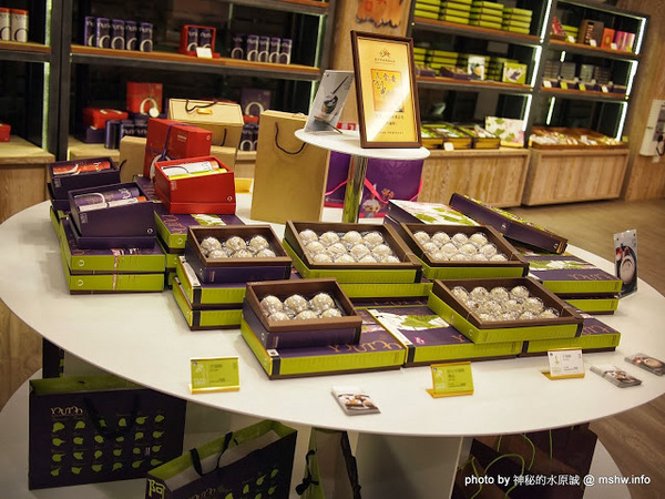 阿聰師芋頭酥糕餅(台中秋紅谷館)：【食記】台中西屯-阿聰師芋頭酥糕餅/台中秋紅谷館 : 微甜不膩的細緻口感,有八卦味道的大甲龍捲風!？