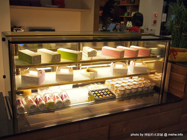 阿聰師芋頭酥糕餅(台中秋紅谷館)：【食記】台中西屯-阿聰師芋頭酥糕餅/台中秋紅谷館 : 微甜不膩的細緻口感,有八卦味道的大甲龍捲風!？