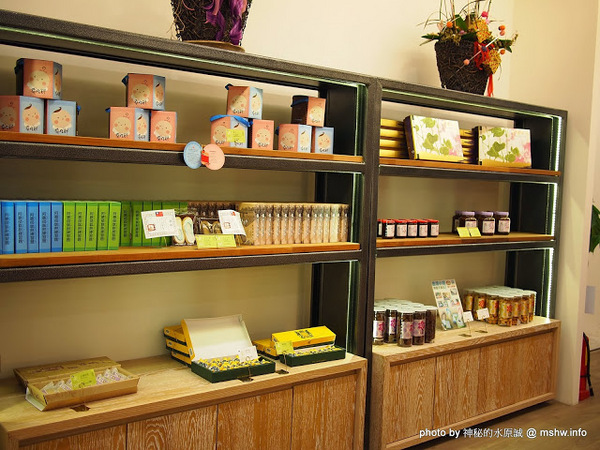 阿聰師芋頭酥糕餅(台中秋紅谷館)：【食記】台中西屯-阿聰師芋頭酥糕餅/台中秋紅谷館 : 微甜不膩的細緻口感,有八卦味道的大甲龍捲風!？