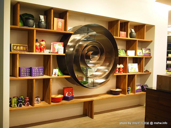 阿聰師芋頭酥糕餅(台中秋紅谷館)：【食記】台中西屯-阿聰師芋頭酥糕餅/台中秋紅谷館 : 微甜不膩的細緻口感,有八卦味道的大甲龍捲風!？