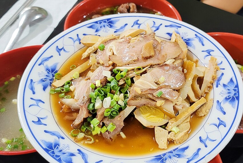 美東芳牛肉麵║在地人氣小吃美食，牛肉麵、牛肉乾麵、滷味都不能錯過，晚來就吃不到囉！