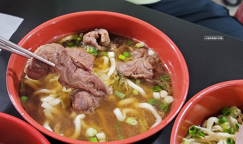 美東芳牛肉麵║在地人氣小吃美食，牛肉麵、牛肉乾麵、滷味都不能錯過，晚來就吃不到囉！