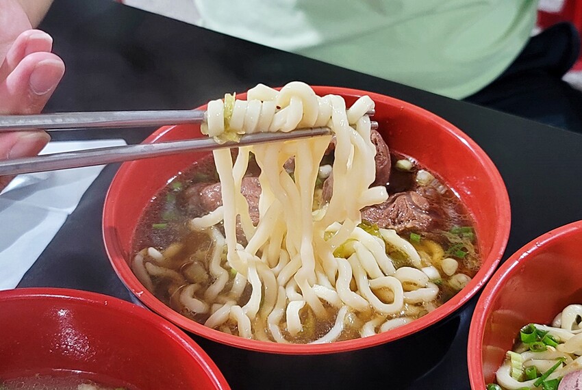 美東芳牛肉麵║在地人氣小吃美食，牛肉麵、牛肉乾麵、滷味都不能錯過，晚來就吃不到囉！