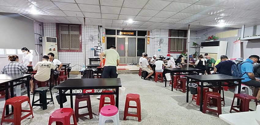 美東芳牛肉麵║在地人氣小吃美食，牛肉麵、牛肉乾麵、滷味都不能錯過，晚來就吃不到囉！