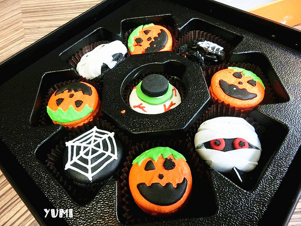 天鵝脖子街(台中逢甲)：【邀稿】不給糖就搗蛋!!天鵝脖子街首推~萬聖節馬卡龍搞怪登場~@天鵝脖子街