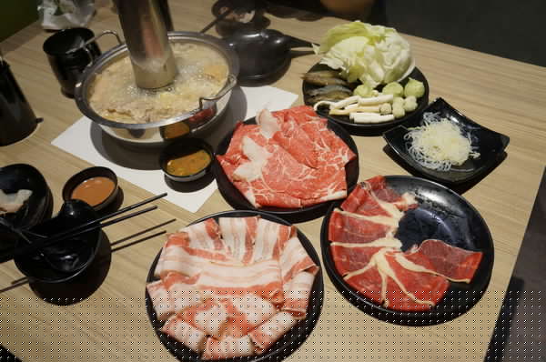 連進酸菜白肉鍋(原：新勵進酸菜白肉鍋)：連近酸菜白肉鍋 ♥吃到飽