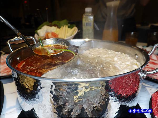 新品鴛鴦鍋-連進酸菜白肉鍋吃到飽.jpg