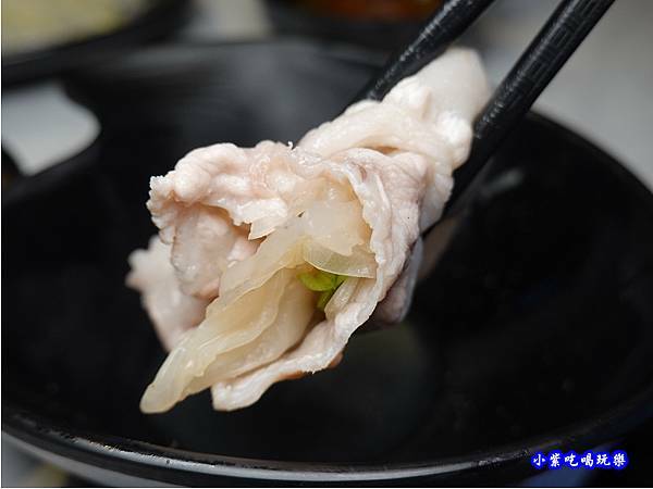 豬五花醬料捲-連進酸菜白肉鍋吃到飽 (1).jpg
