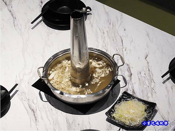 連進鴛鴦鍋-連進酸菜白肉鍋吃到飽 (2).jpg