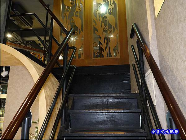 二樓用餐環境-連進酸菜白肉鍋吃到飽 (3).jpg