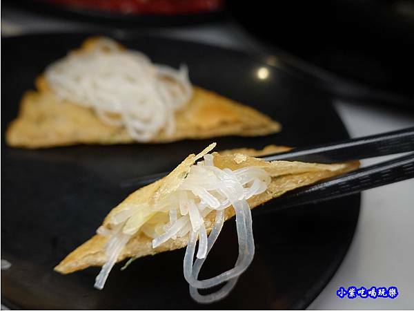 蔥油餅包冬粉絲-連進酸菜白肉鍋吃到飽1.jpg