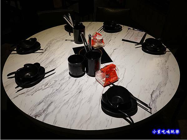 二樓用餐環境-連進酸菜白肉鍋吃到飽 (1).jpg