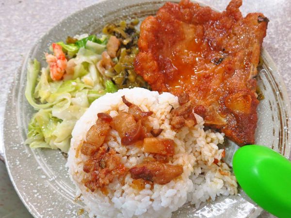 【三重美食】曾媽媽酸菜排骨飯-在地人極力推薦的超大塊排骨飯