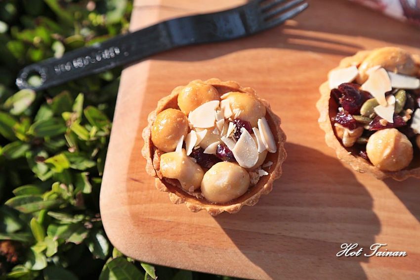 【台南】台南超有創意的夏威夷豆塔，竟然把牛軋糖給包進去了：愛豆屋洋菓子工坊 - 熱血玩台南。跳躍新世界