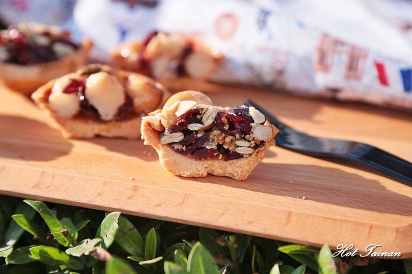 【台南】台南超有創意的夏威夷豆塔，竟然把牛軋糖給包進去了：愛豆屋洋菓子工坊 - 熱血玩台南。跳躍新世界