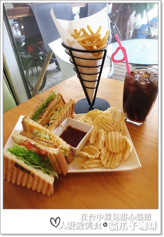 丫頭食記_台中美食_在台中撞見甜心貓餐廳_貓爪子咖啡_玩貓吃東西聊八卦的好地方!!