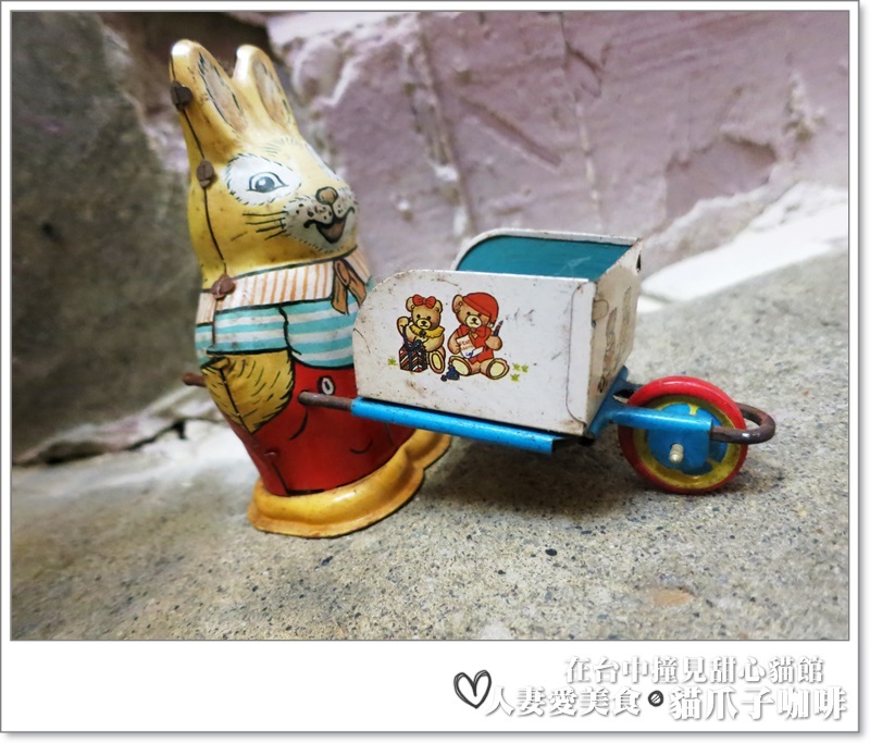 丫頭食記_台中美食_在台中撞見甜心貓餐廳_貓爪子咖啡_玩貓吃東西聊八卦的好地方!!