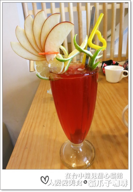 丫頭食記_台中美食_在台中撞見甜心貓餐廳_貓爪子咖啡_玩貓吃東西聊八卦的好地方!!