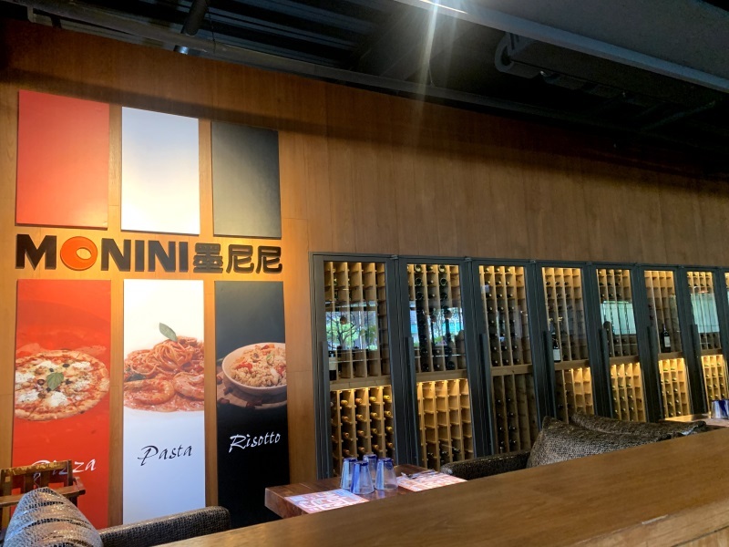 【桃園美食】墨尼尼義大利餐廳 桃園國際店 大份量餐點 氣氛佳適合家庭朋友聚餐 免費停車場 寵物友善餐廳（詳細菜單價目表、壽星優惠）