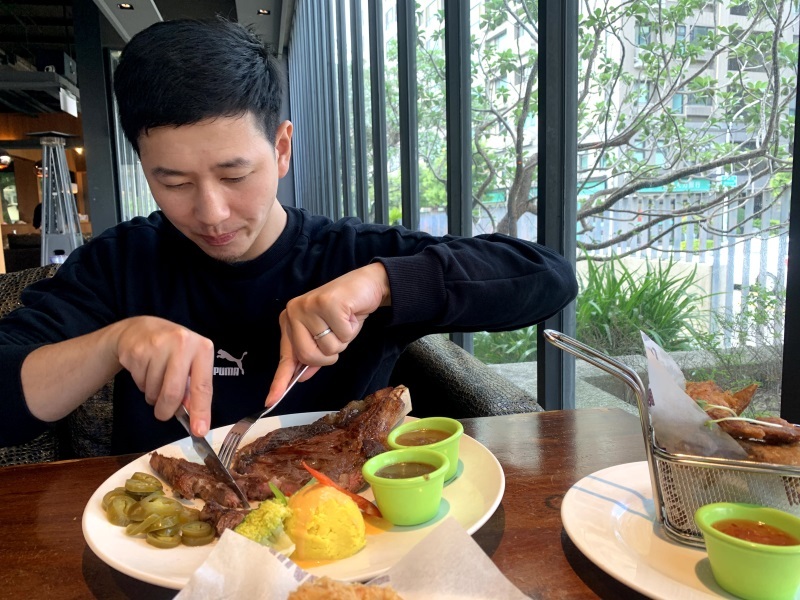 【桃園美食】墨尼尼義大利餐廳 桃園國際店 大份量餐點 氣氛佳適合家庭朋友聚餐 免費停車場 寵物友善餐廳（詳細菜單價目表、壽星優惠）