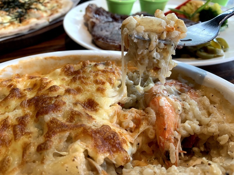 【桃園美食】墨尼尼義大利餐廳 桃園國際店 大份量餐點 氣氛佳適合家庭朋友聚餐 免費停車場 寵物友善餐廳（詳細菜單價目表、壽星優惠）