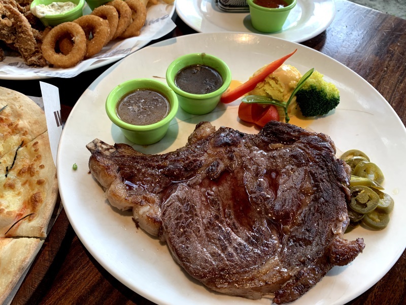 【桃園美食】墨尼尼義大利餐廳 桃園國際店 大份量餐點 氣氛佳適合家庭朋友聚餐 免費停車場 寵物友善餐廳（詳細菜單價目表、壽星優惠）