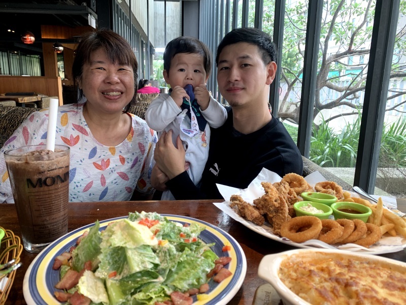 【桃園美食】墨尼尼義大利餐廳 桃園國際店 大份量餐點 氣氛佳適合家庭朋友聚餐 免費停車場 寵物友善餐廳（詳細菜單價目表、壽星優惠）