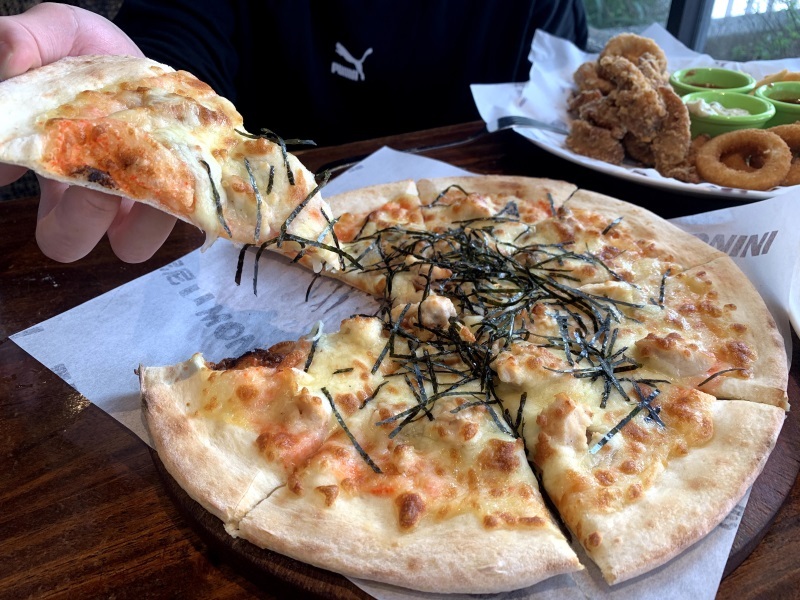 【桃園美食】墨尼尼義大利餐廳 桃園國際店 大份量餐點 氣氛佳適合家庭朋友聚餐 免費停車場 寵物友善餐廳（詳細菜單價目表、壽星優惠）