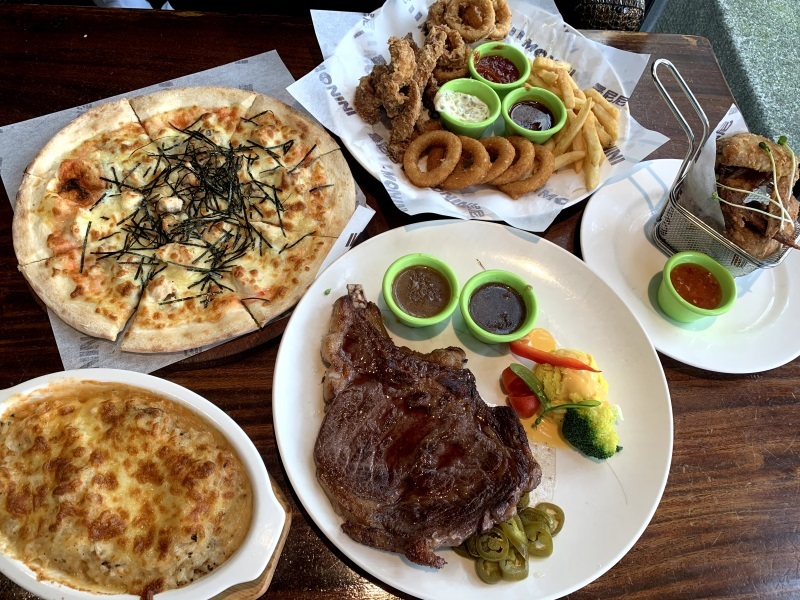 【桃園美食】墨尼尼義大利餐廳 桃園國際店 大份量餐點 氣氛佳適合家庭朋友聚餐 免費停車場 寵物友善餐廳（詳細菜單價目表、壽星優惠）