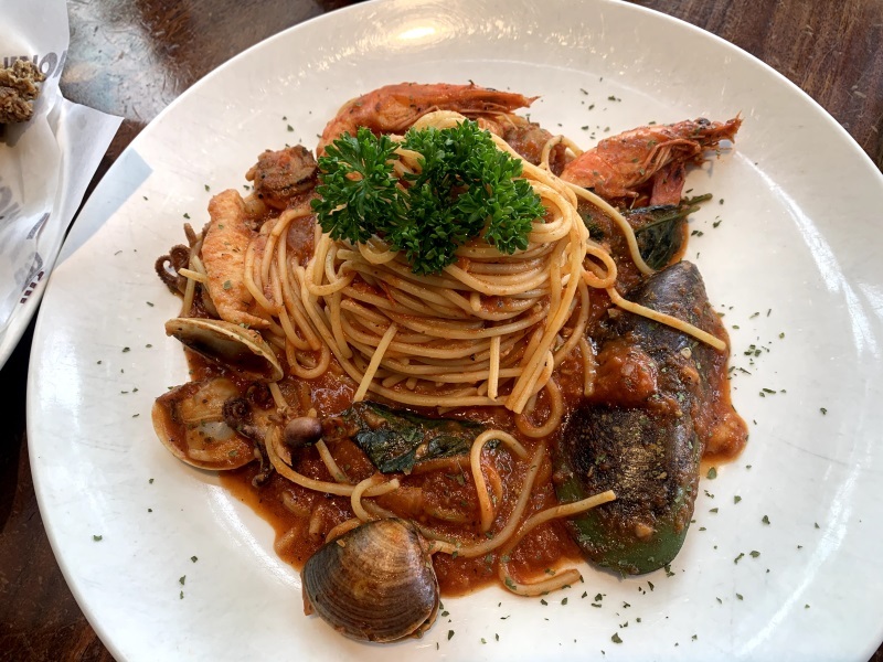 【桃園美食】墨尼尼義大利餐廳 桃園國際店 大份量餐點 氣氛佳適合家庭朋友聚餐 免費停車場 寵物友善餐廳（詳細菜單價目表、壽星優惠）