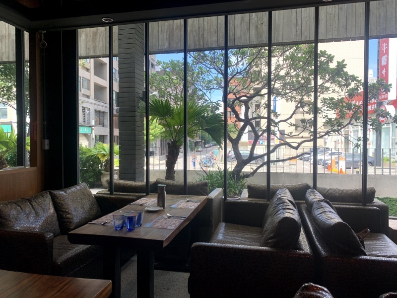 【桃園美食】墨尼尼義大利餐廳 桃園國際店 大份量餐點 氣氛佳適合家庭朋友聚餐 免費停車場 寵物友善餐廳（詳細菜單價目表、壽星優惠）