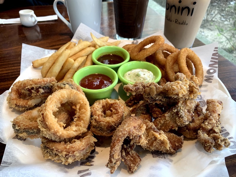 【桃園美食】墨尼尼義大利餐廳 桃園國際店 大份量餐點 氣氛佳適合家庭朋友聚餐 免費停車場 寵物友善餐廳（詳細菜單價目表、壽星優惠）