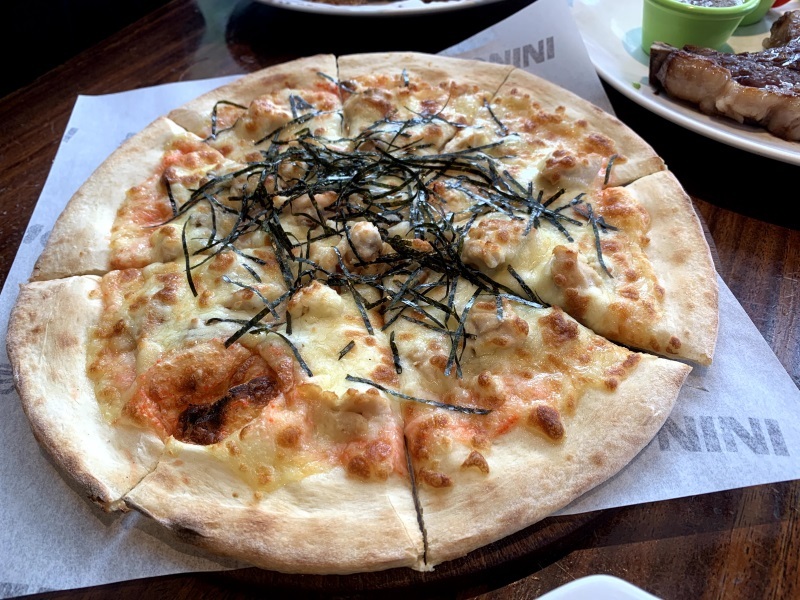 【桃園美食】墨尼尼義大利餐廳 桃園國際店 大份量餐點 氣氛佳適合家庭朋友聚餐 免費停車場 寵物友善餐廳（詳細菜單價目表、壽星優惠）