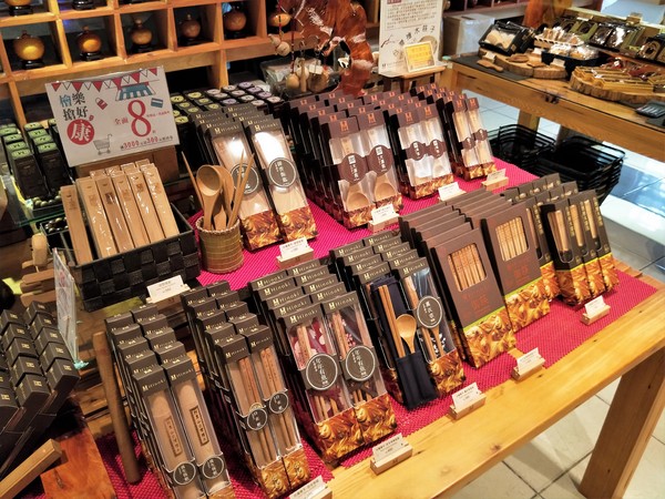 希諾奇台灣檜木博物館：【嘉義市景點】希諾奇台灣檜木博物館～庭園的勇士Ｆｕｚｕ和公主Ｔｅｏｆｓｉ‘ｉａ的幸褔鍾情場景浪漫又好拍