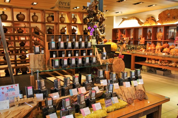 希諾奇台灣檜木博物館：【嘉義市景點】希諾奇台灣檜木博物館～庭園的勇士Ｆｕｚｕ和公主Ｔｅｏｆｓｉ‘ｉａ的幸褔鍾情場景浪漫又好拍