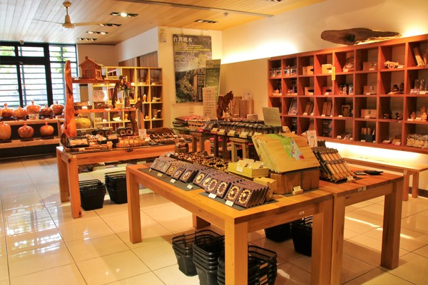 希諾奇台灣檜木博物館：【嘉義市景點】希諾奇台灣檜木博物館～庭園的勇士Ｆｕｚｕ和公主Ｔｅｏｆｓｉ‘ｉａ的幸褔鍾情場景浪漫又好拍