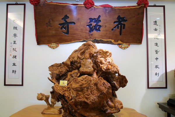 希諾奇台灣檜木博物館：【嘉義市景點】希諾奇台灣檜木博物館～庭園的勇士Ｆｕｚｕ和公主Ｔｅｏｆｓｉ‘ｉａ的幸褔鍾情場景浪漫又好拍