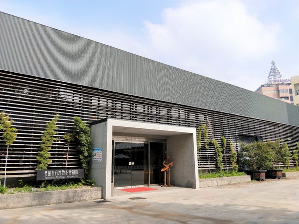 希諾奇台灣檜木博物館：【嘉義市景點】希諾奇台灣檜木博物館～庭園的勇士Ｆｕｚｕ和公主Ｔｅｏｆｓｉ‘ｉａ的幸褔鍾情場景浪漫又好拍