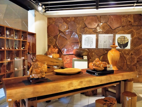 希諾奇台灣檜木博物館：【嘉義市景點】希諾奇台灣檜木博物館～庭園的勇士Ｆｕｚｕ和公主Ｔｅｏｆｓｉ‘ｉａ的幸褔鍾情場景浪漫又好拍