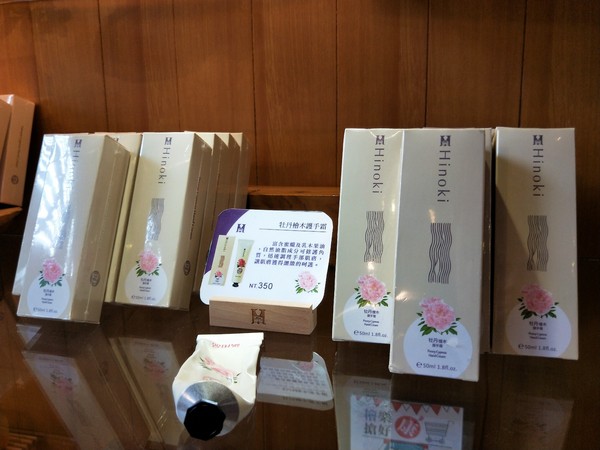 希諾奇台灣檜木博物館：【嘉義市景點】希諾奇台灣檜木博物館～庭園的勇士Ｆｕｚｕ和公主Ｔｅｏｆｓｉ‘ｉａ的幸褔鍾情場景浪漫又好拍