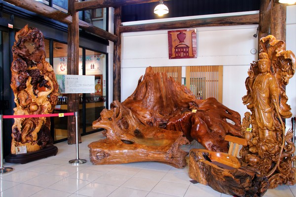 希諾奇台灣檜木博物館：【嘉義市景點】希諾奇台灣檜木博物館～庭園的勇士Ｆｕｚｕ和公主Ｔｅｏｆｓｉ‘ｉａ的幸褔鍾情場景浪漫又好拍