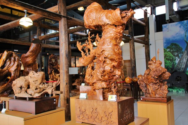 希諾奇台灣檜木博物館：【嘉義市景點】希諾奇台灣檜木博物館～庭園的勇士Ｆｕｚｕ和公主Ｔｅｏｆｓｉ‘ｉａ的幸褔鍾情場景浪漫又好拍