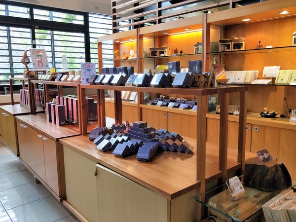 希諾奇台灣檜木博物館：【嘉義市景點】希諾奇台灣檜木博物館～庭園的勇士Ｆｕｚｕ和公主Ｔｅｏｆｓｉ‘ｉａ的幸褔鍾情場景浪漫又好拍