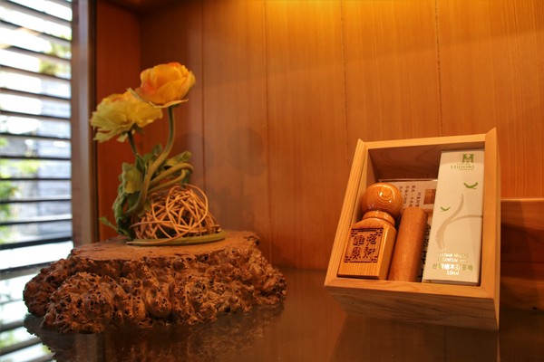 希諾奇台灣檜木博物館：【嘉義市景點】希諾奇台灣檜木博物館～庭園的勇士Ｆｕｚｕ和公主Ｔｅｏｆｓｉ‘ｉａ的幸褔鍾情場景浪漫又好拍