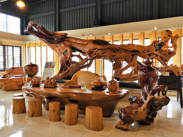 希諾奇台灣檜木博物館：【嘉義市景點】希諾奇台灣檜木博物館～庭園的勇士Ｆｕｚｕ和公主Ｔｅｏｆｓｉ‘ｉａ的幸褔鍾情場景浪漫又好拍