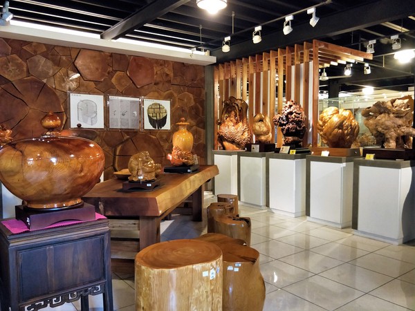 希諾奇台灣檜木博物館：【嘉義市景點】希諾奇台灣檜木博物館～庭園的勇士Ｆｕｚｕ和公主Ｔｅｏｆｓｉ‘ｉａ的幸褔鍾情場景浪漫又好拍