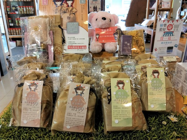 希諾奇台灣檜木博物館：【嘉義市景點】希諾奇台灣檜木博物館～庭園的勇士Ｆｕｚｕ和公主Ｔｅｏｆｓｉ‘ｉａ的幸褔鍾情場景浪漫又好拍