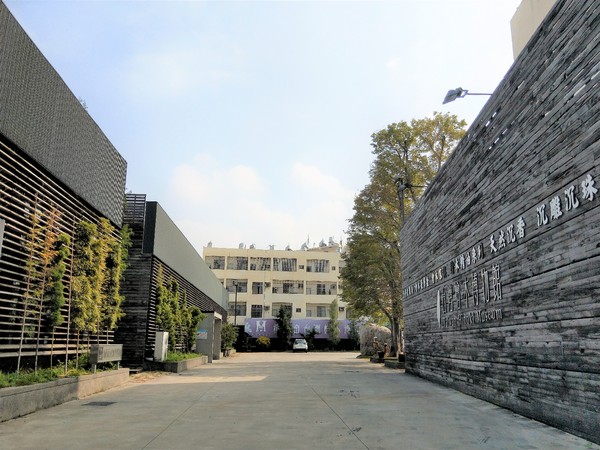 希諾奇台灣檜木博物館：【嘉義市景點】希諾奇台灣檜木博物館～庭園的勇士Ｆｕｚｕ和公主Ｔｅｏｆｓｉ‘ｉａ的幸褔鍾情場景浪漫又好拍