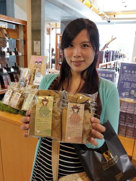 希諾奇台灣檜木博物館：【嘉義市景點】希諾奇台灣檜木博物館～庭園的勇士Ｆｕｚｕ和公主Ｔｅｏｆｓｉ‘ｉａ的幸褔鍾情場景浪漫又好拍